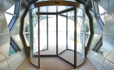 酒店大門為何偏愛自動旋轉門呢？