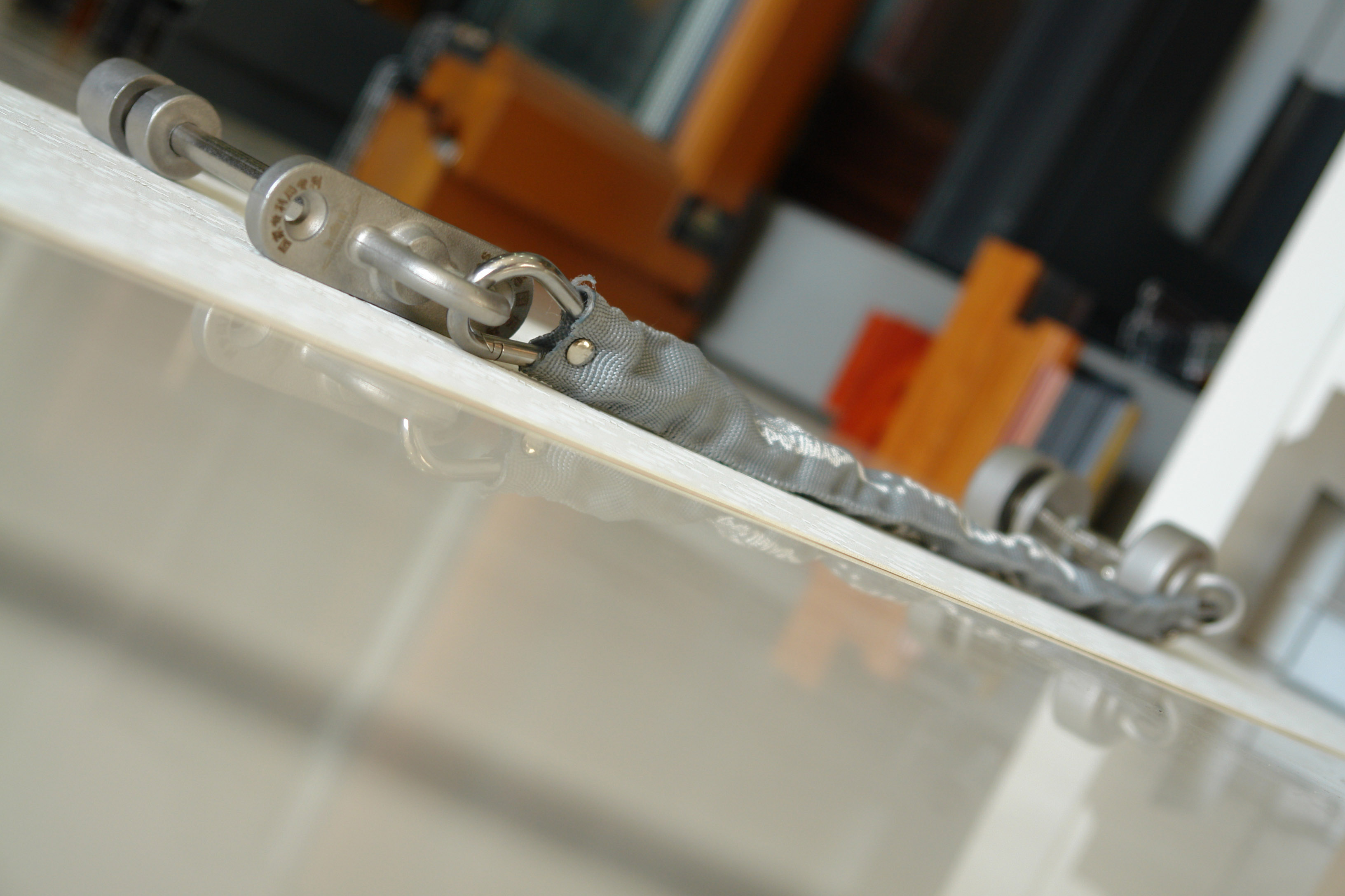 防倒鏈，一種玻璃門安全裝置