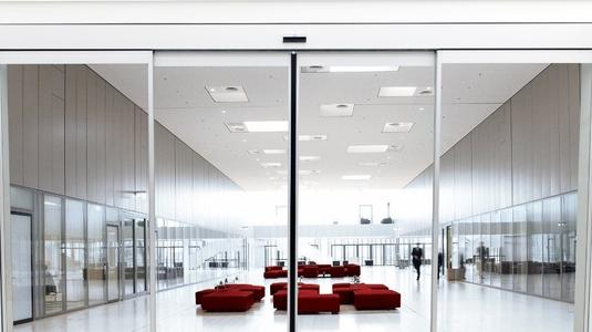 選門指南：自動門，跟我選，準(zhǔn)沒錯！多瑪DK90為您擺平一切